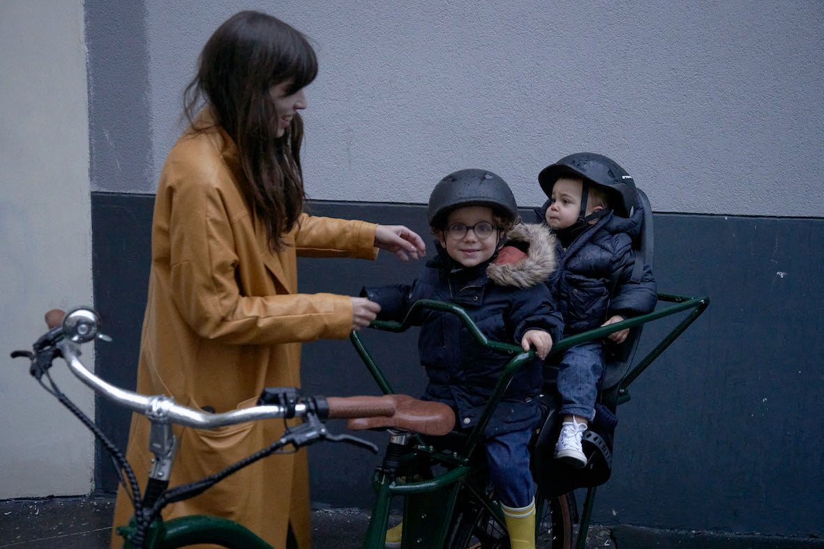 Une mère et ses enfants sur un vélo longtail