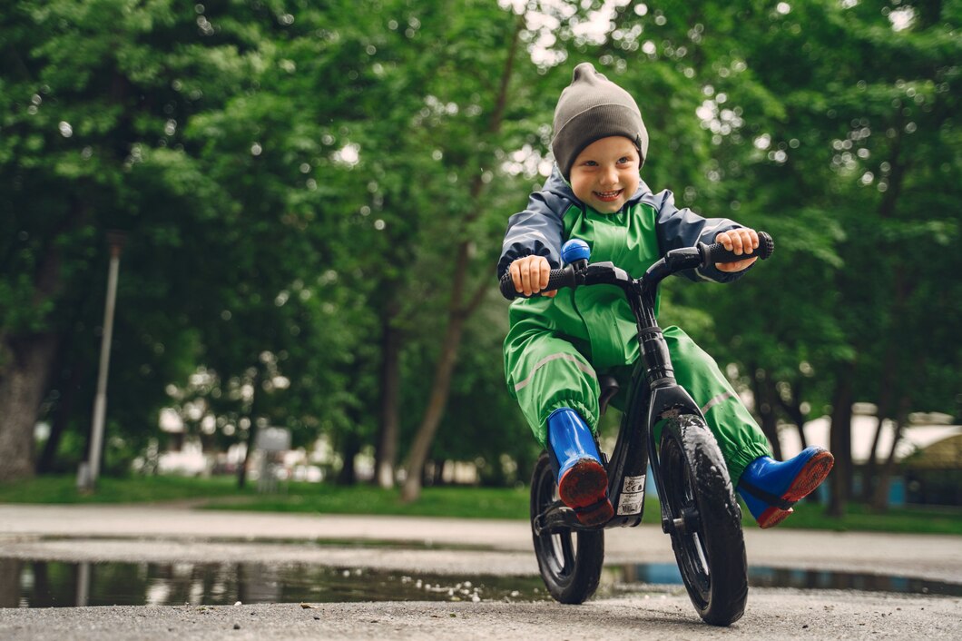 Un enfant très jeune sur un vélo