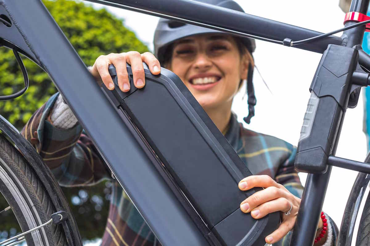 Une femme qui tient une batterie dans ses mains