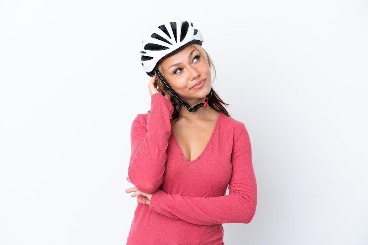 Une femme avec un casque sur la tête