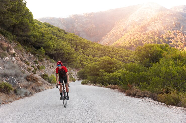 Un cycliste qui monte une pente