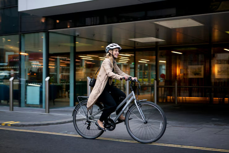 Une femme à vélo devant un magasin