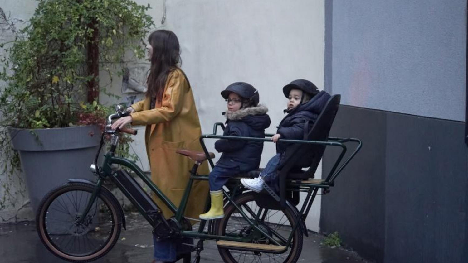 Un homme et une femme qui essayent un vélo électrique cargo