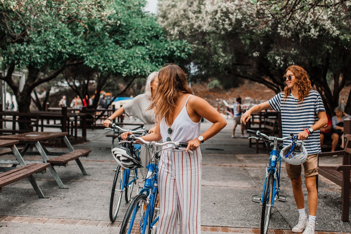 Un groupe de femmes qui marche avec des vélos électriques