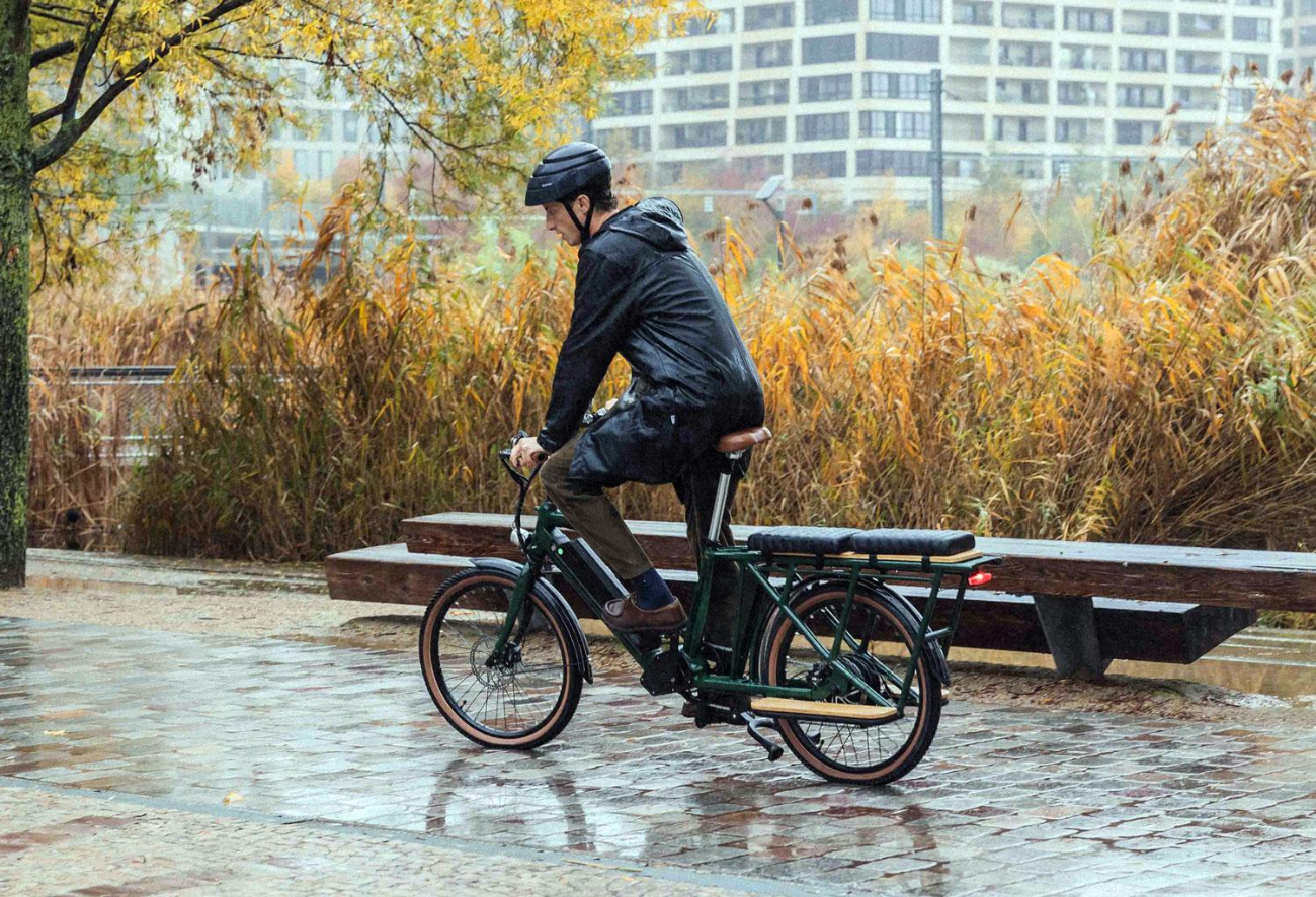 Un homme sur un vélo électrique avec un casque
