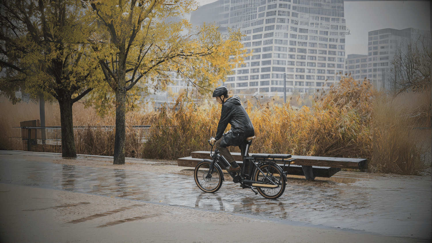 Un homme sur un vélo dans la pluie