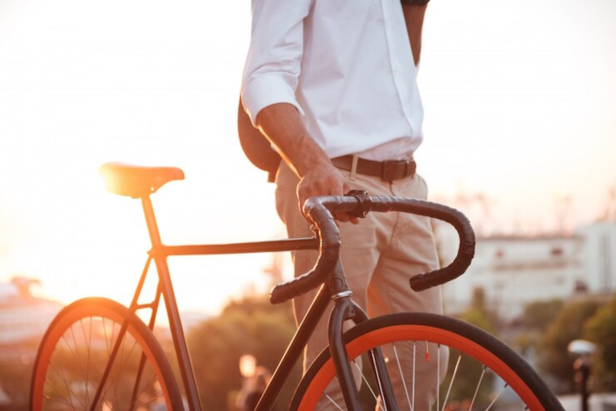 Une personne qui marche avec son vélo
