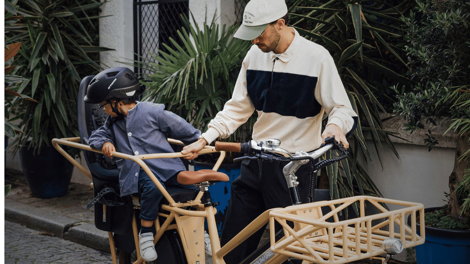 Un homme et un enfant sur un vélo électrique