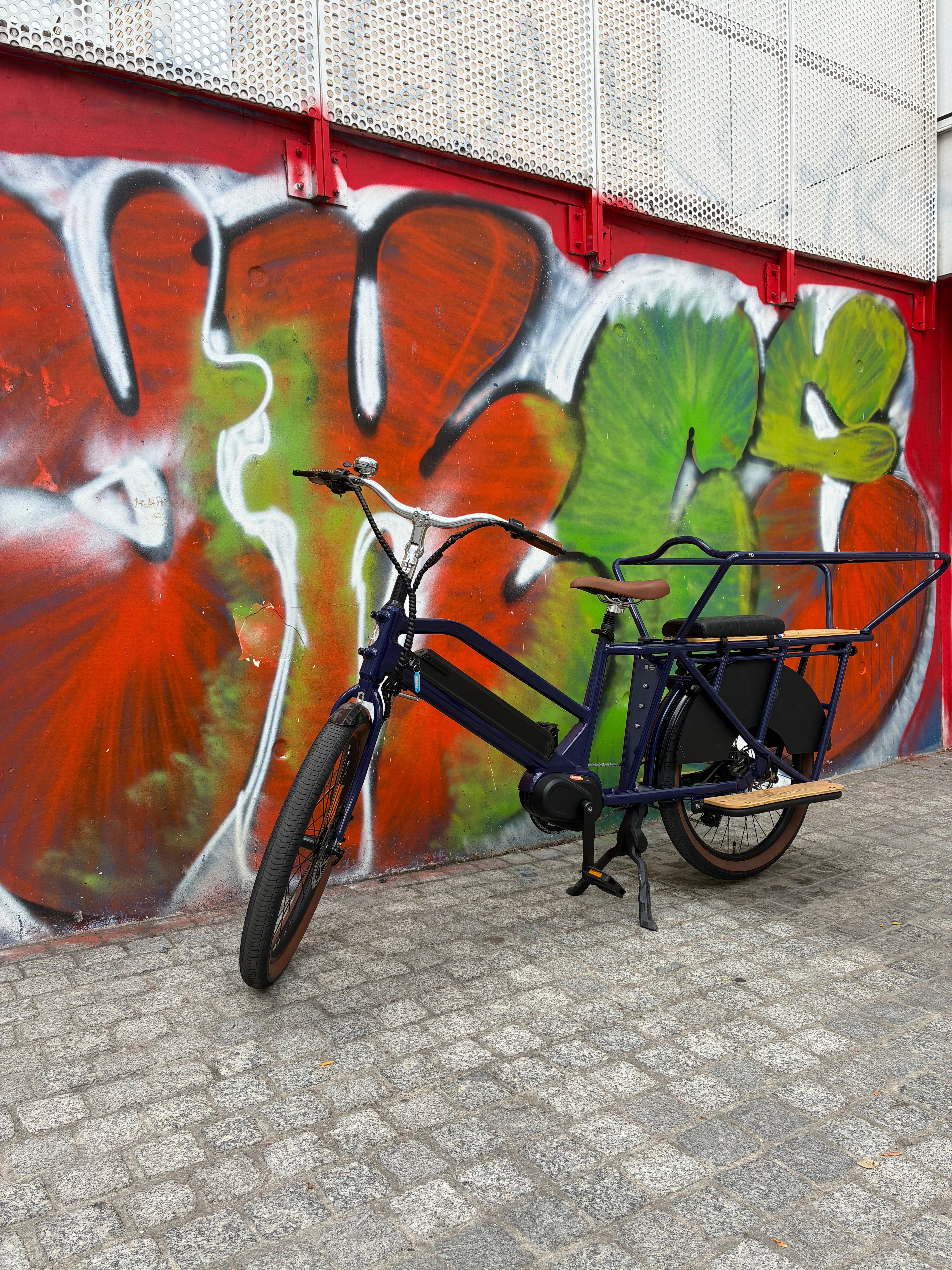 Vélo Nébula 2023 bleu d'occasion, vue de trois quarts