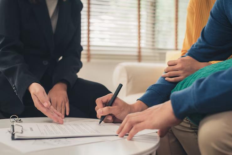 Deux personnes qui signent un document