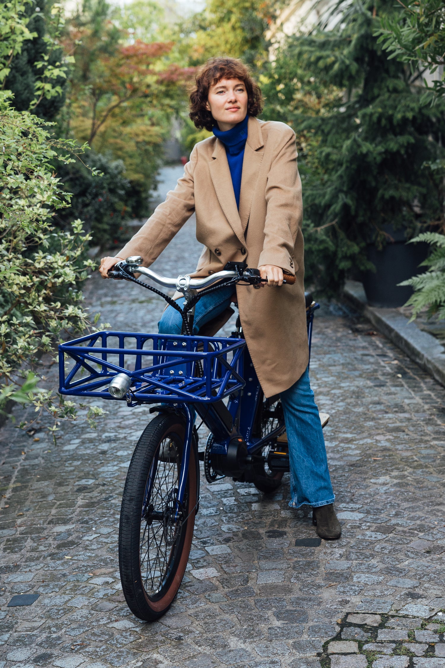 Une femme sur un vélo longtail Nébula bleu