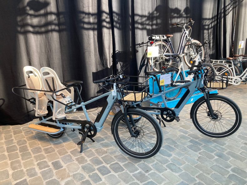 Deux vélos longtails électriques en exposition