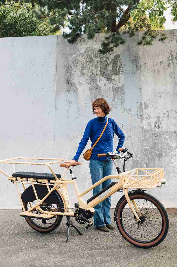 Une femme sur son vélo cargo allant au travail