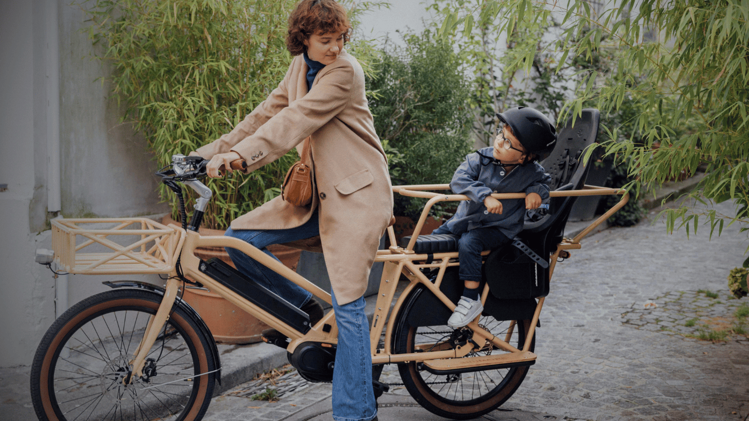 Une mère et son fils sur un vélo cargo électrique