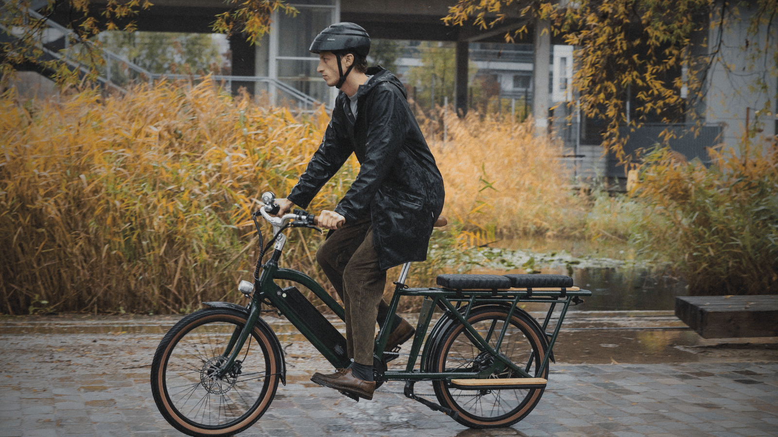 Un homme qui roule avec un vélo électrique cargo