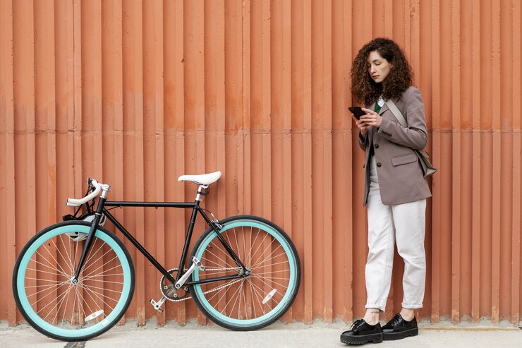 Une femme qui attend à ccôté d'un vélo électrique