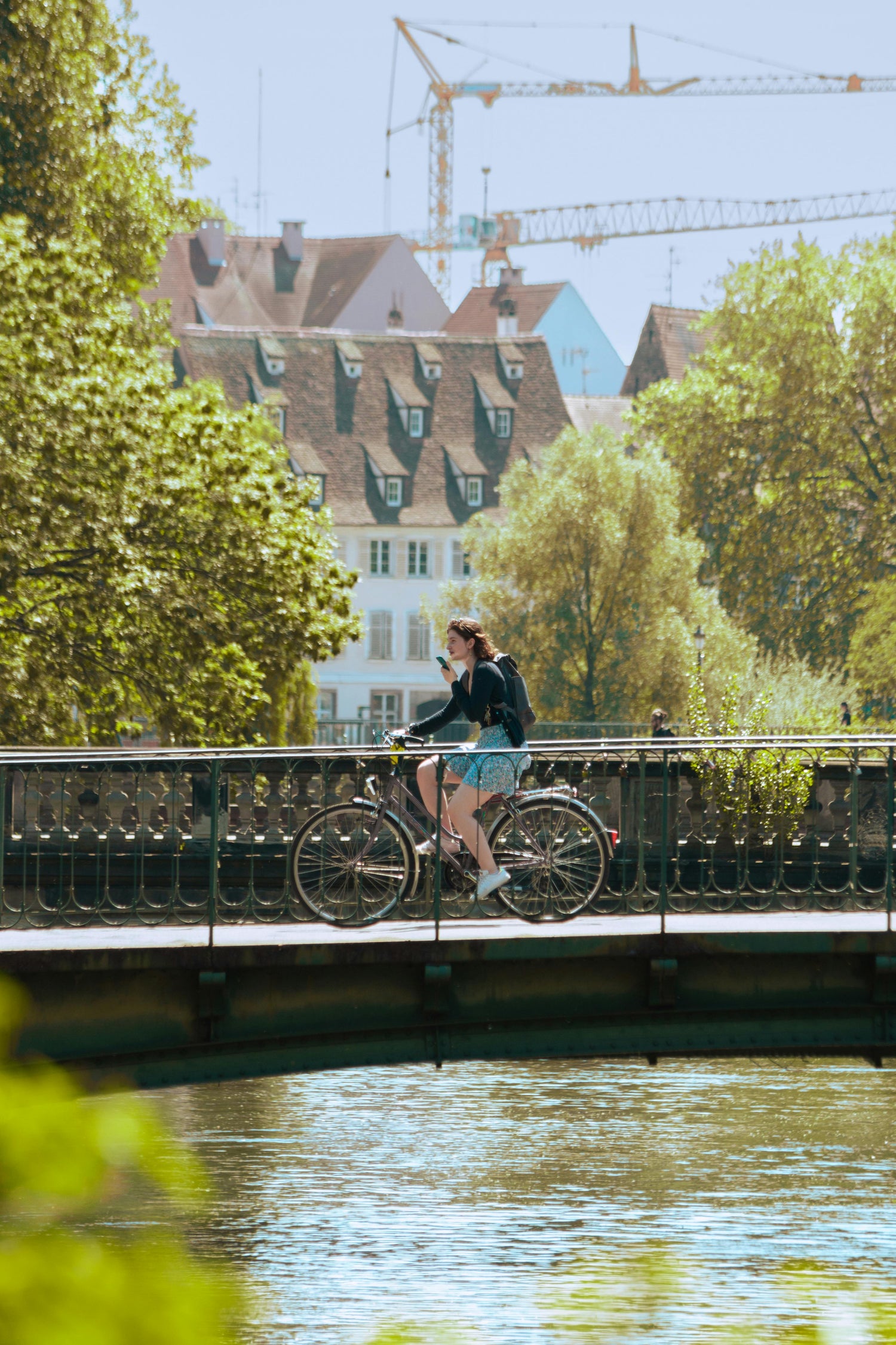 Une femme sur un pont à vélo