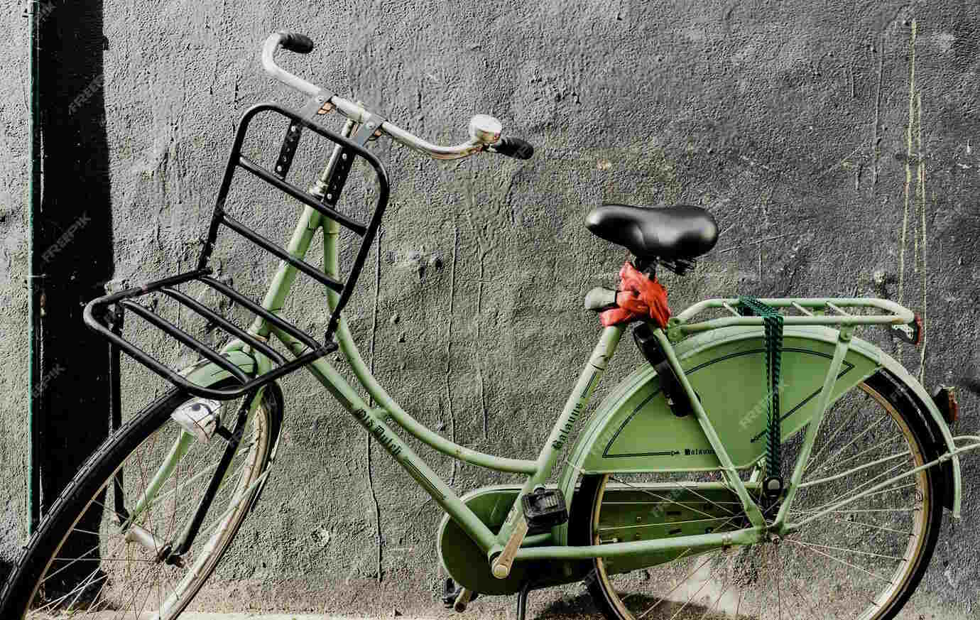 Un vélo longtail posé contre un poteau