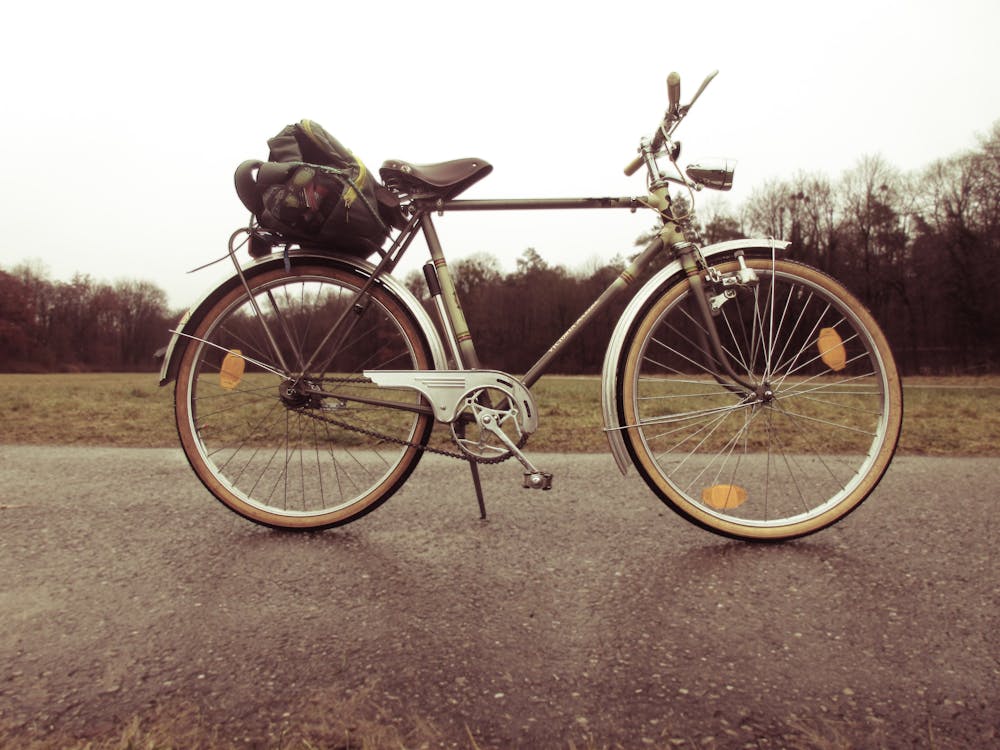 Un vélo d'occasion dans un champ