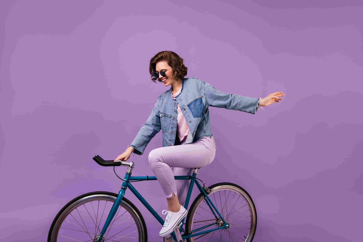 Une femme avec un vélo à cadre bas