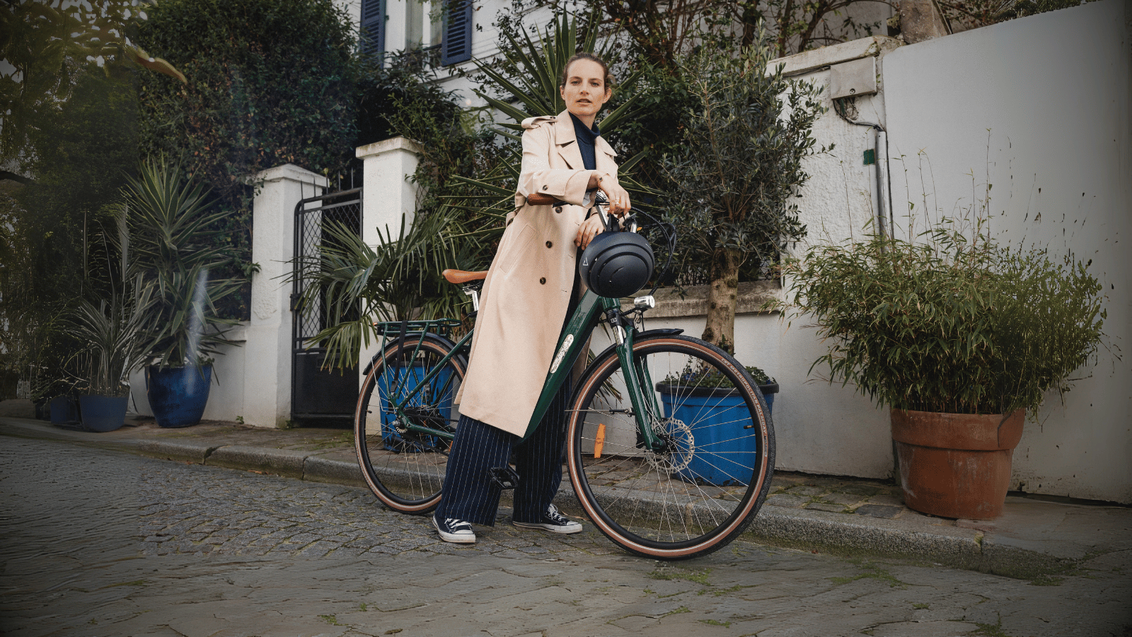 Une femme qui roule en vélo électrique de ville