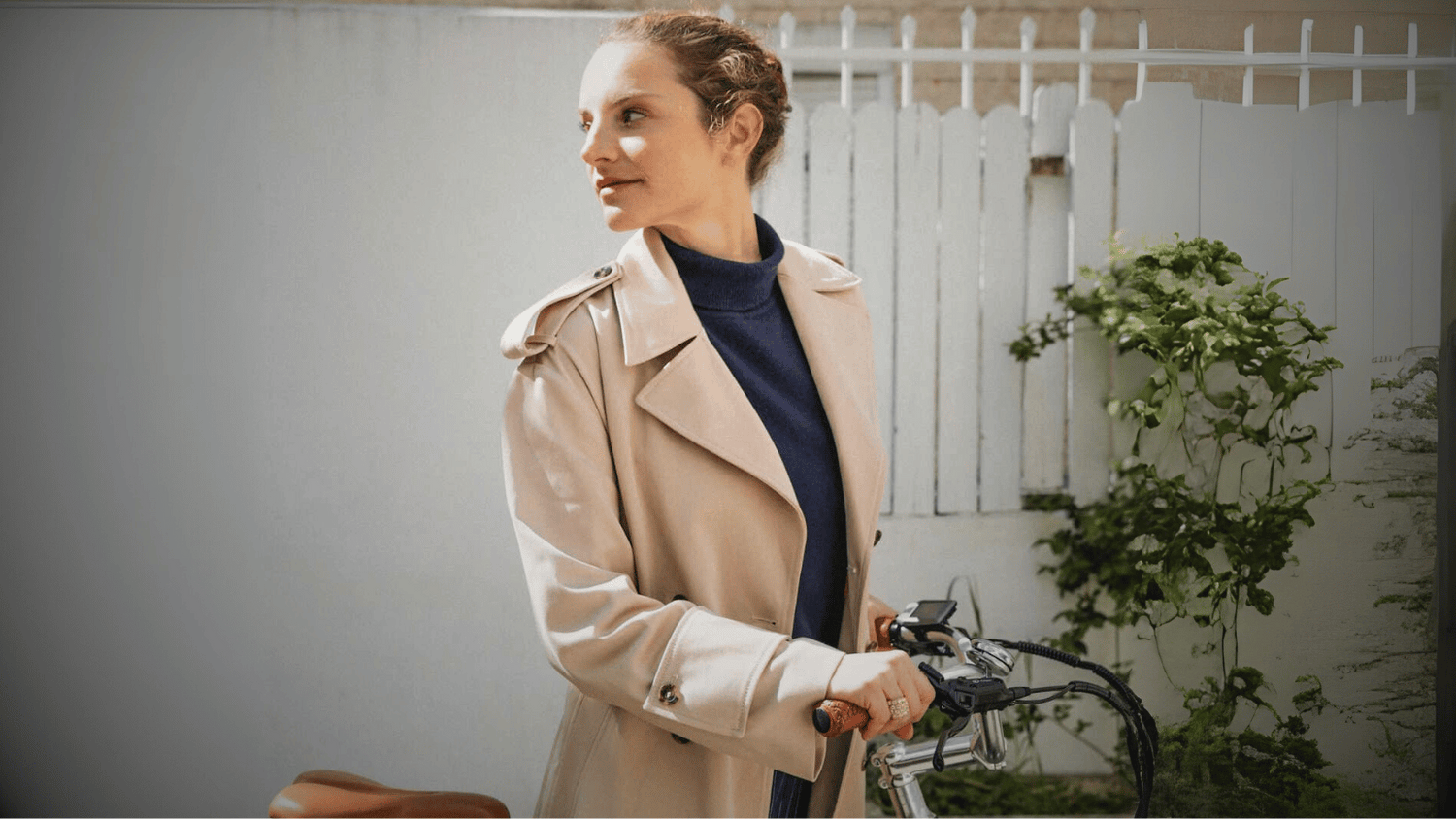 Une femme qui regarde derrière elle en vélo électrique