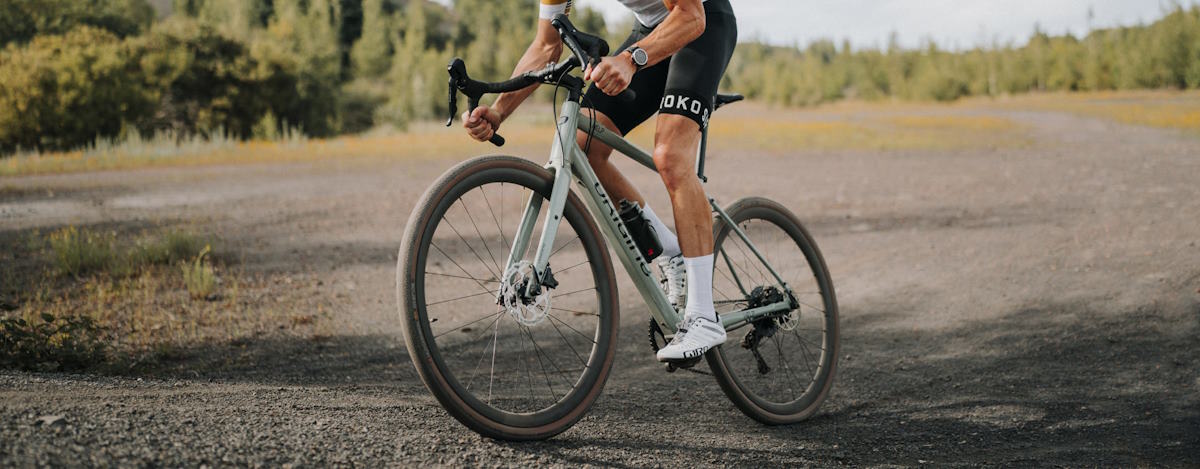 Un homme en vélo électrique Gravel sur des terrains de terre
